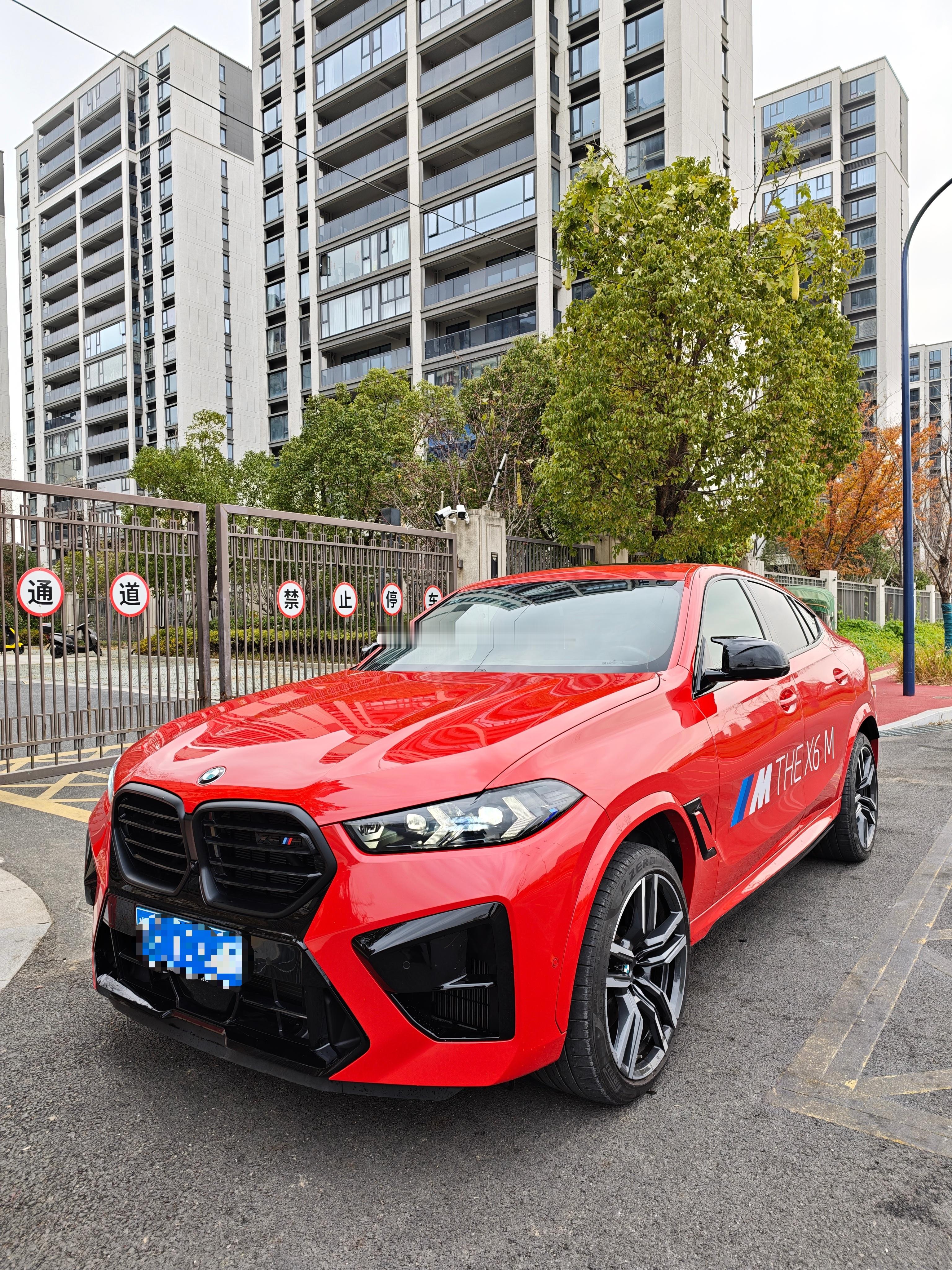 红内饰的X6M很常见，但是红外红内红到发紫，买了事业就能红红火火的二手X6M雷霆