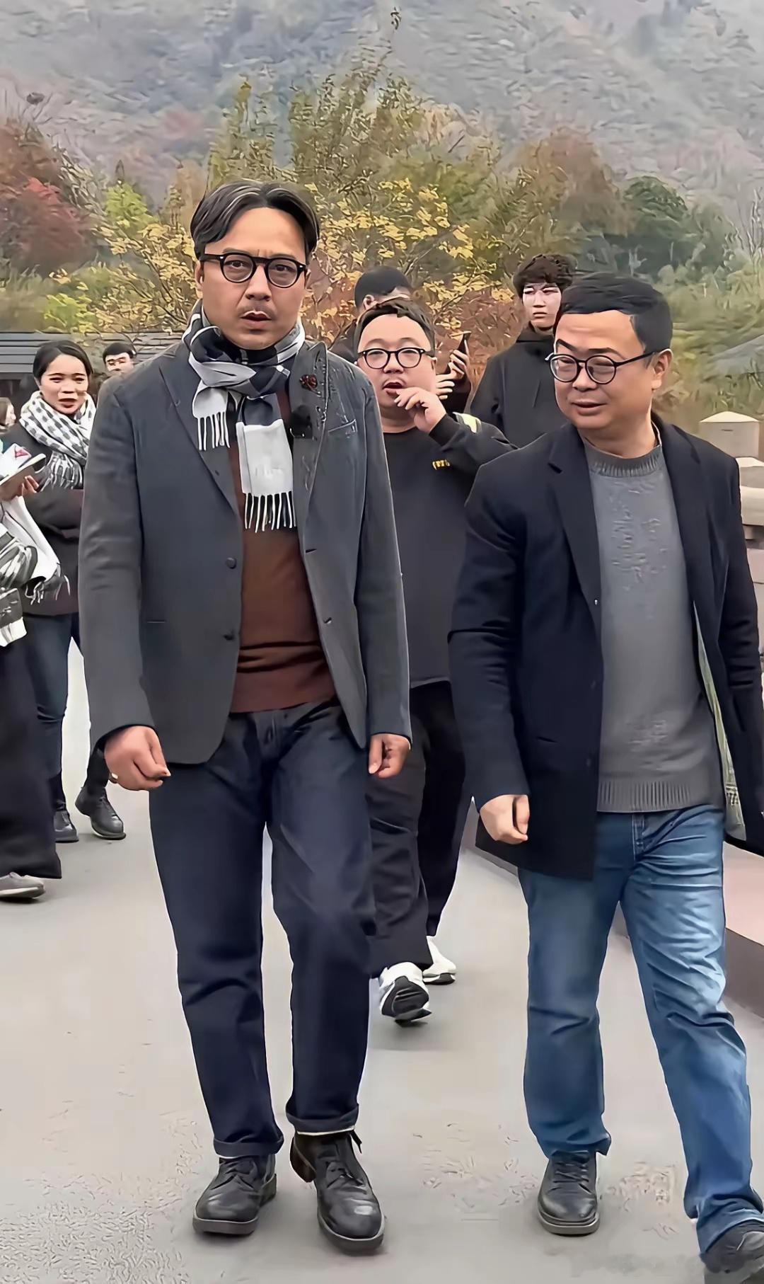 汪涵真的好像领导啊，主持人做着做着越来越有领导范了，这么一看真的很像视察的领导 