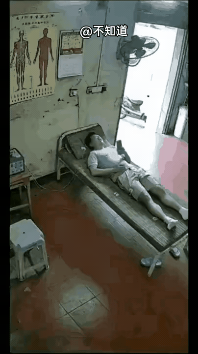 才开始
我认为是充电看手机
仔细看了两遍
飞奔而入的原来是老板
不是他老爸