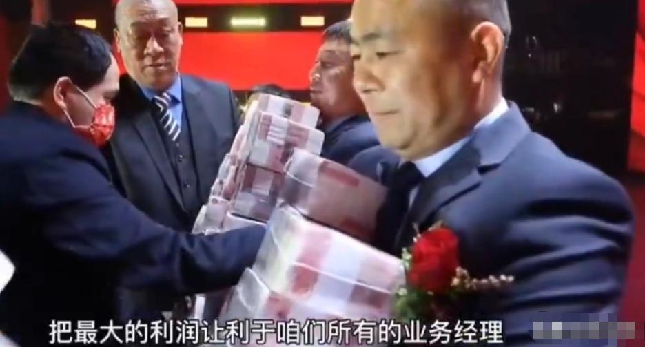 外媒2月14日报道：“在中国，年终奖正在发放——而且数额巨大，人们几乎都拿不动。