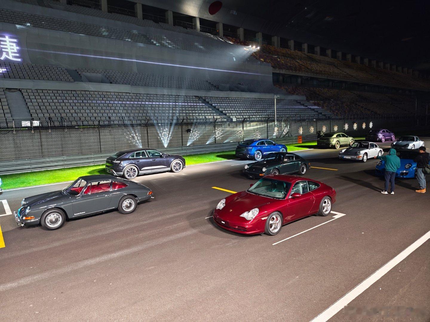 历代保时捷911真实的呈现在眼前不仅激动还有点感动~保时捷太有样了 