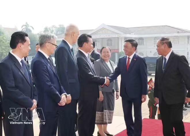 越南高层调整完毕，便遵循惯例迅速展开密集外交。

陈锦秀首站抵达万象，开始对老挝