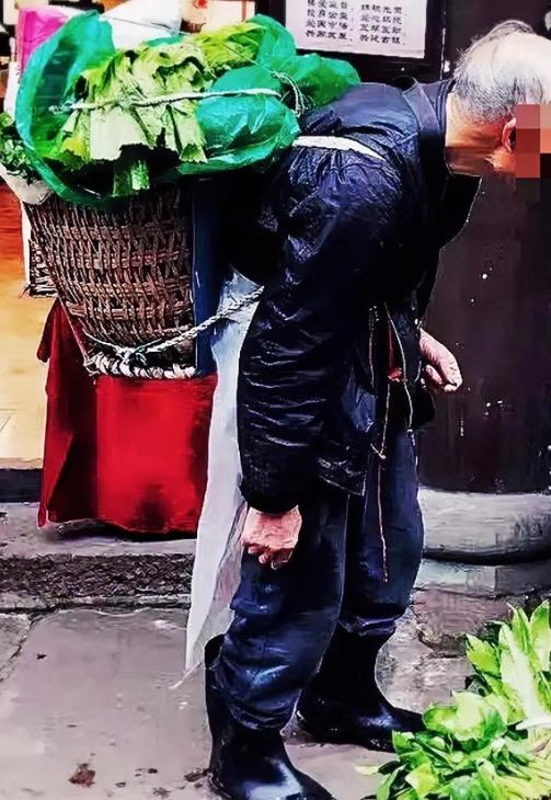 “最动人的善意！”河南郑州一场突如其来的暴雨，困住了一位68岁的卖菜大爷，他躲进