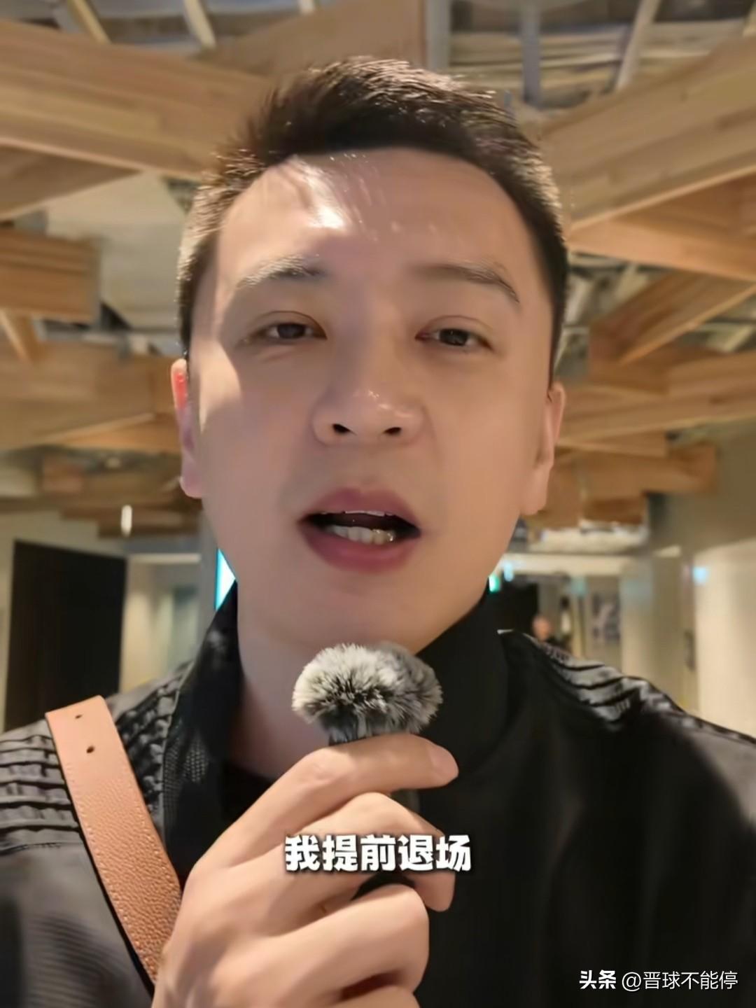 杨鸣带父亲看球，三节结束提前离场！
昨晚中国男篮亚运会惨败日本男篮，前CBA辽宁