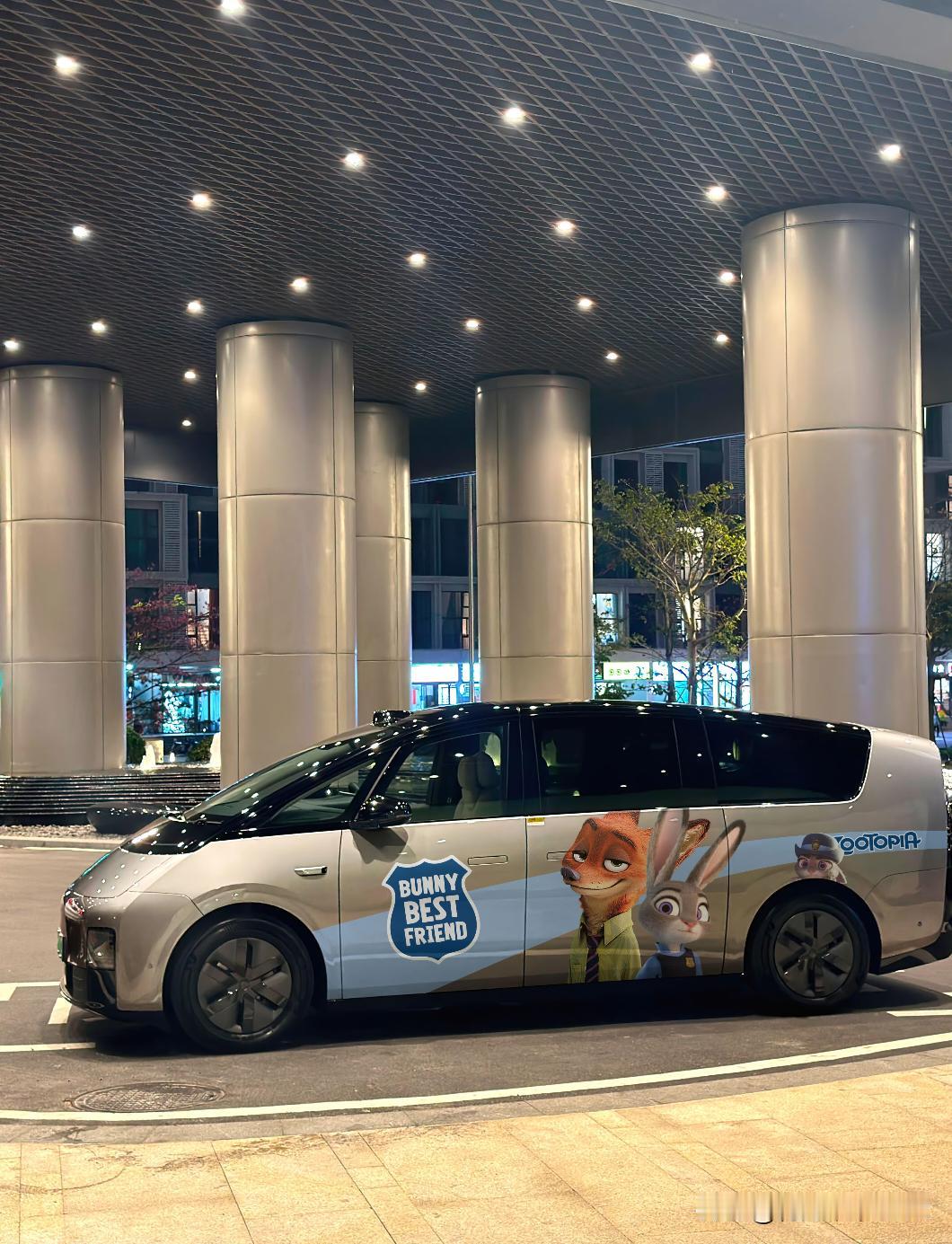 昨晚看这辆车贴花太漂亮了
最近疯狂动物城2热映，这位是定制了一套疯狂动物城车贴