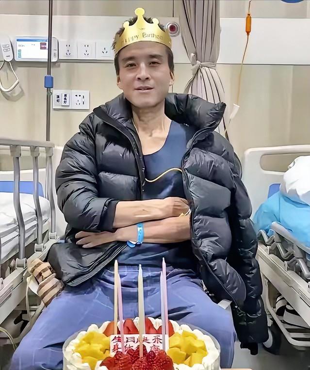 泪目！陕西47岁男子肝癌晚期。家人千方百计瞒着他，不让他得知病情。谁料，男子死后