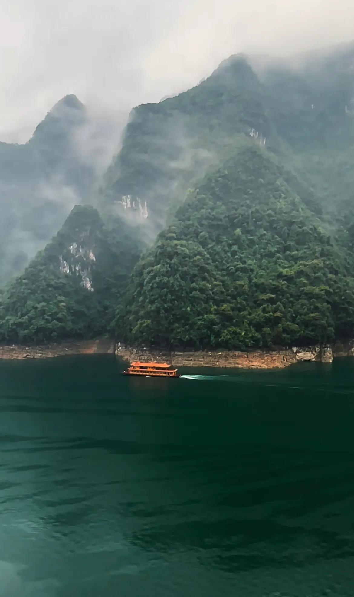 雾中仙境，一叶扁舟游山湖爆料 湖下美景 仙人湖荷塘美景 仙境照亮湖景