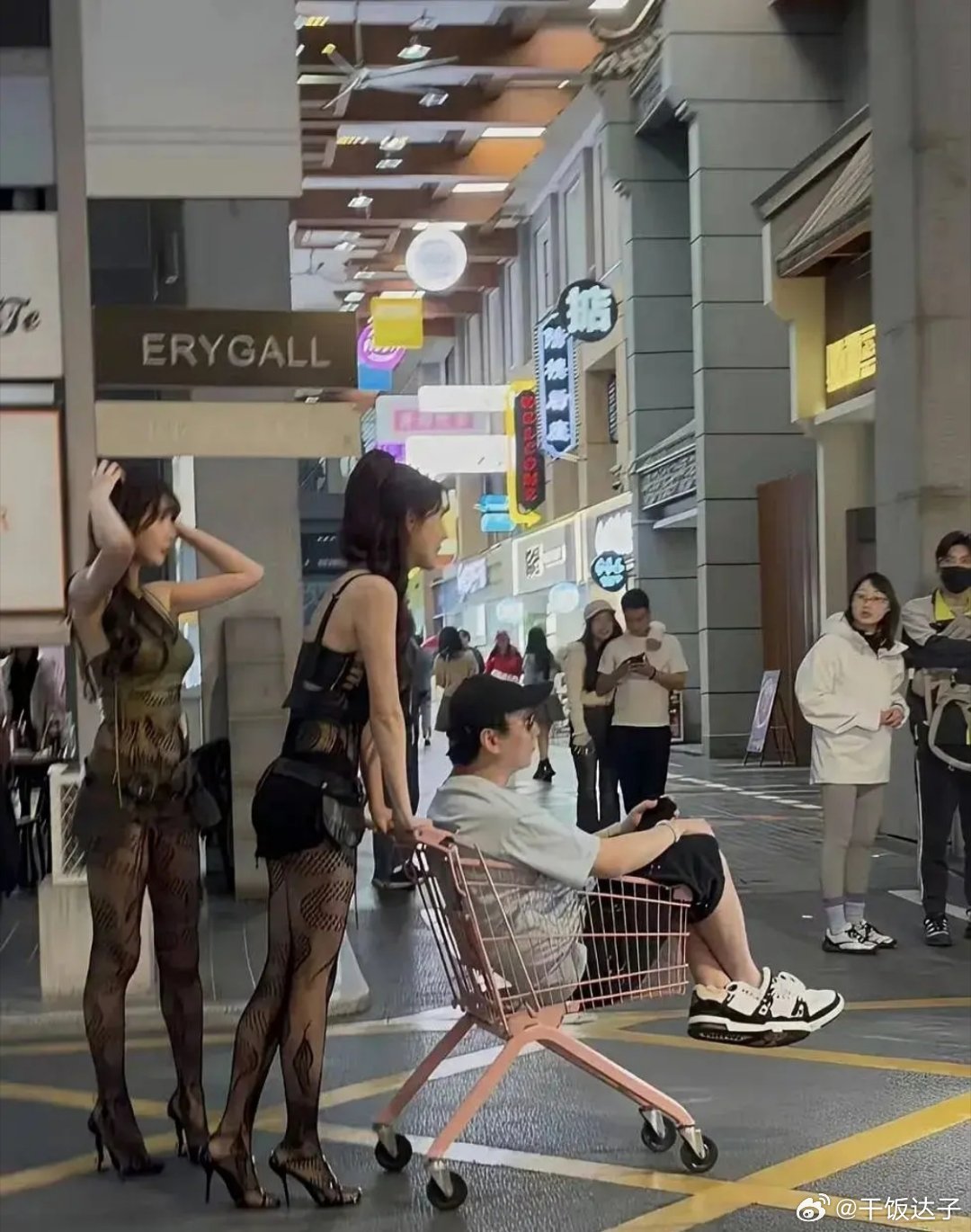 王思聪怎么成这样了还美女如云 