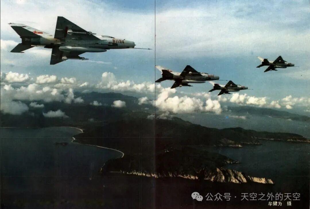 歼七HH才是海航型
歼七ⅡH后来改称歼七H。
海航型称为歼七HH，该飞机的配置与