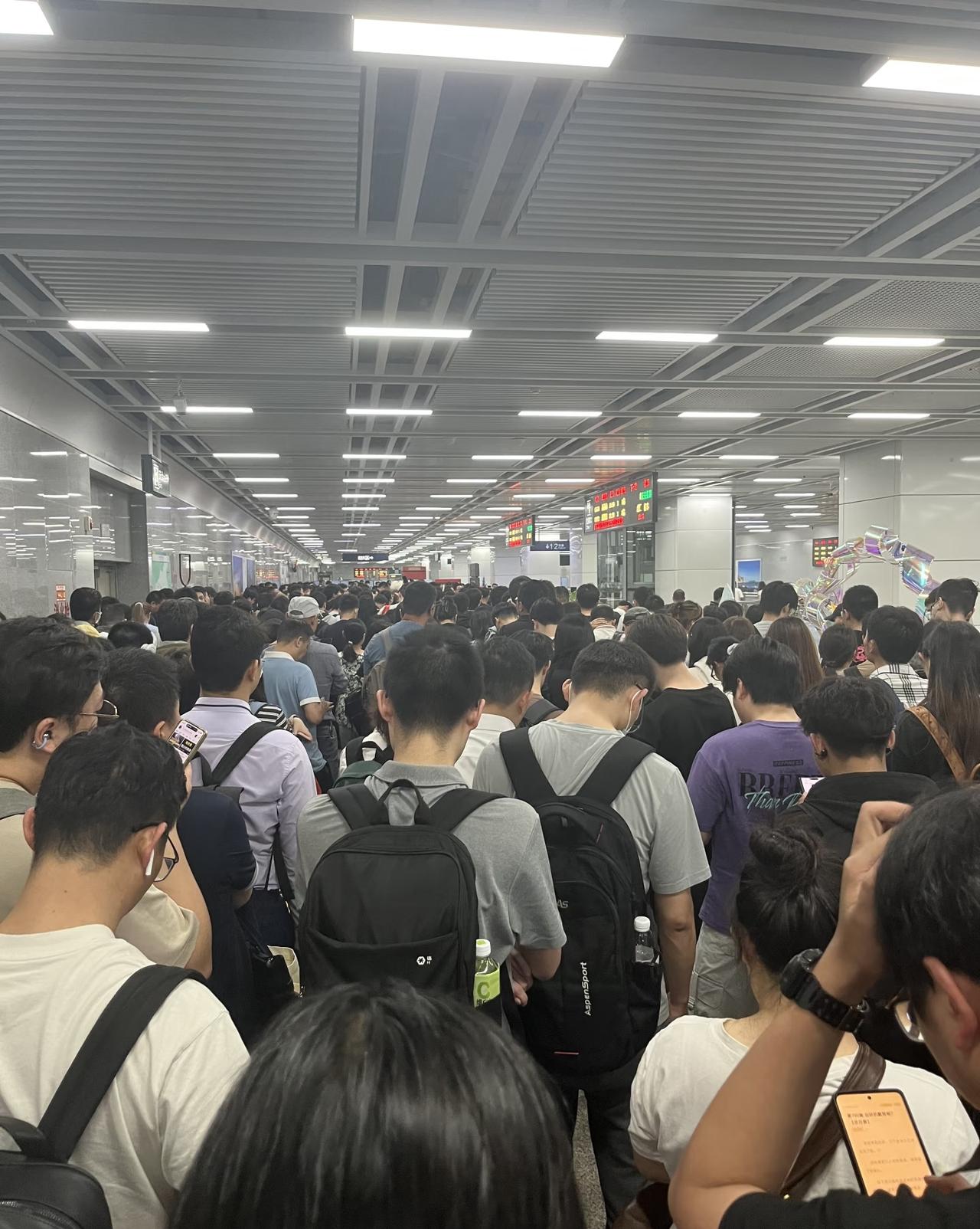 穗深城际线节假日运营管理需要提升
五一小长假，机场往虎门北方向穗深城际挤爆了，没