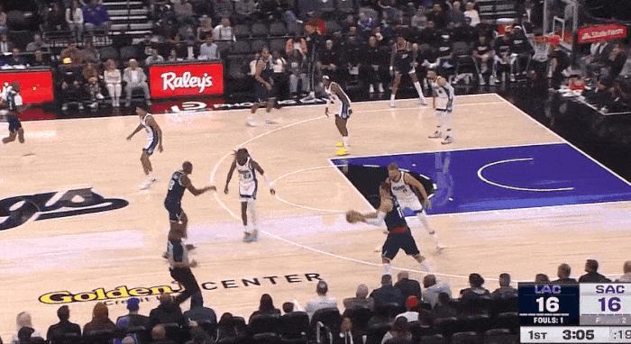 攻防一体！大洛佩慈真是太好用了！
在今天NBA季前赛快船与国王的首节比赛中，替补