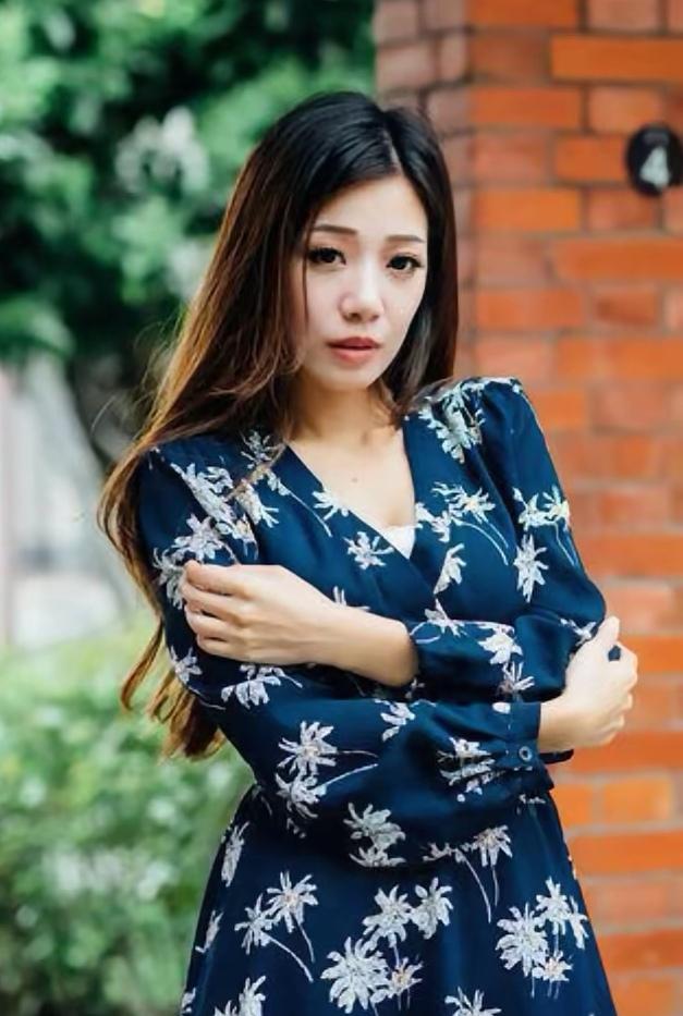 脉脉晴光夜砚池，午窗冬暖日光移。