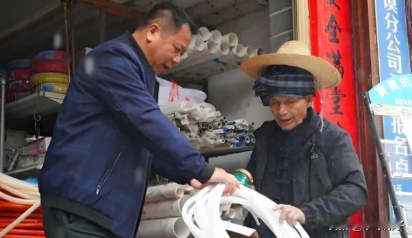 “到底谁有理？”江苏南通，八十岁的大爷将自己半个月购买的水管，拿到店里要退钱退货