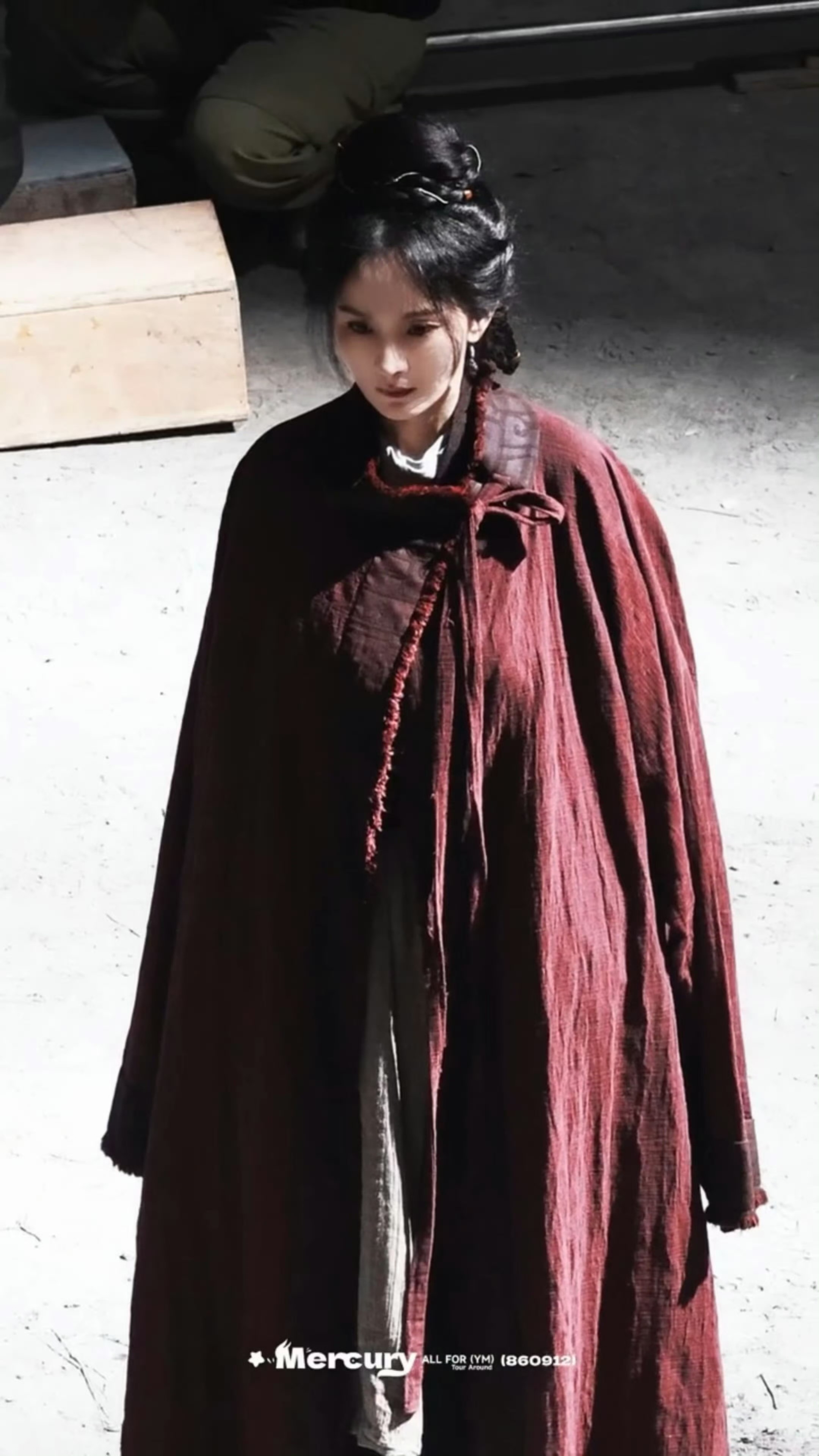 杨幂就越素越美🥺粗布麻衣难掩绝色杨幂红麻衣披风路透 杨幂冯湮儿