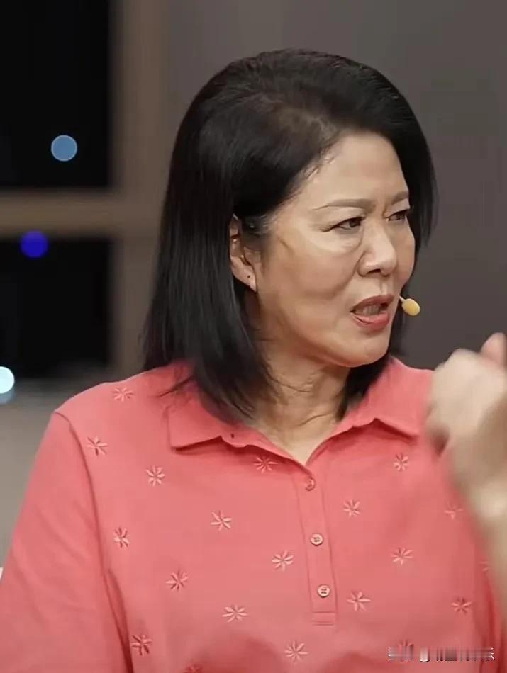 天呐！
不敢相信这是郎平，
皮肤松弛得太厉害了，
脸蛋看起来又老又怪，
下垂的苹