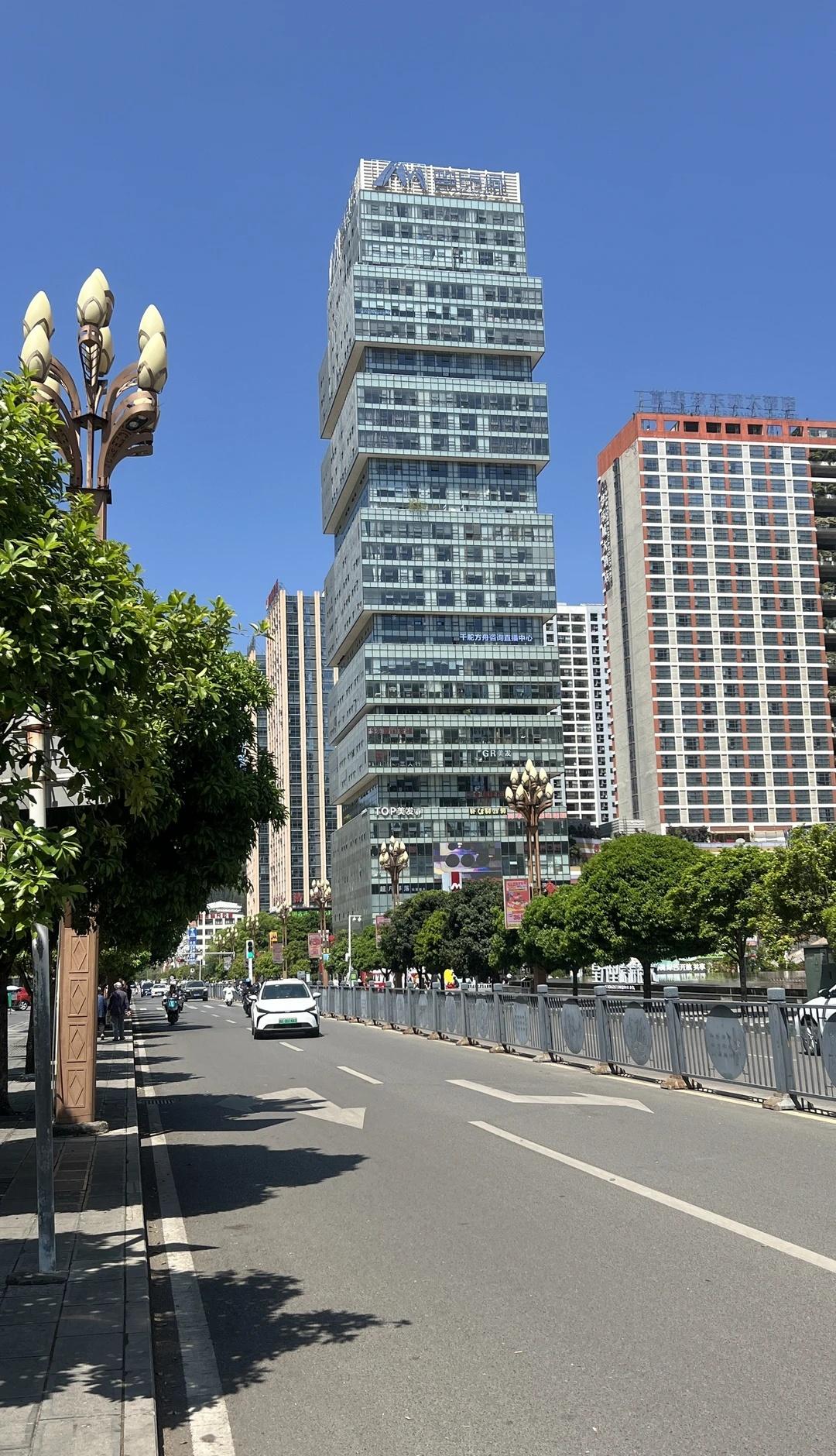 你敢相信这是五线城市的城建
前几天发的一篇宜居兴义的笔记，没想到很多朋友给我点赞