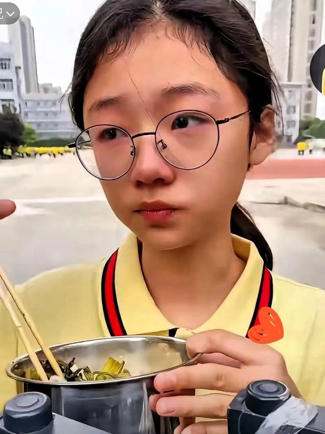 13岁女孩独自在教室吃饭，袖子捂着脸偷偷落泪，背后故事看哭千万网友。江苏盐城，1
