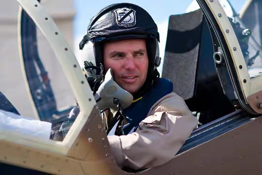 卑鄙无耻！被设局诱骗回国的中国外籍飞行员教官丹尼尔.杜根将引渡美国受审！
退役后