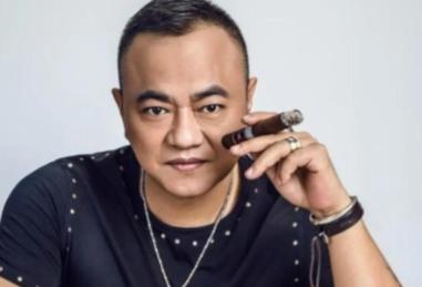 2004年，赵本山的保镖张家豪去酒吧消遣，无意刮蹭到一辆斯巴鲁，车主嚣张的向他索