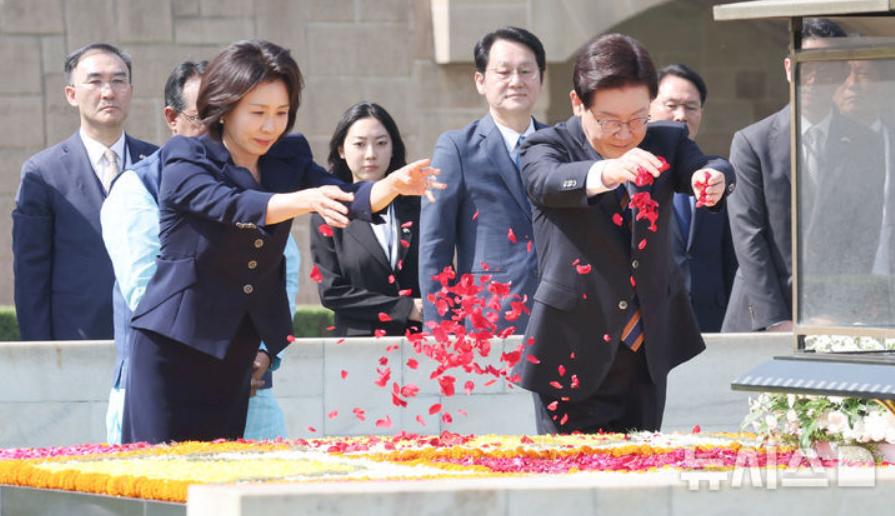 李在明与金惠景在甘地陵墓敬献花圈！4月20日韩国总统携手夫人在新德里敬献花圈，值