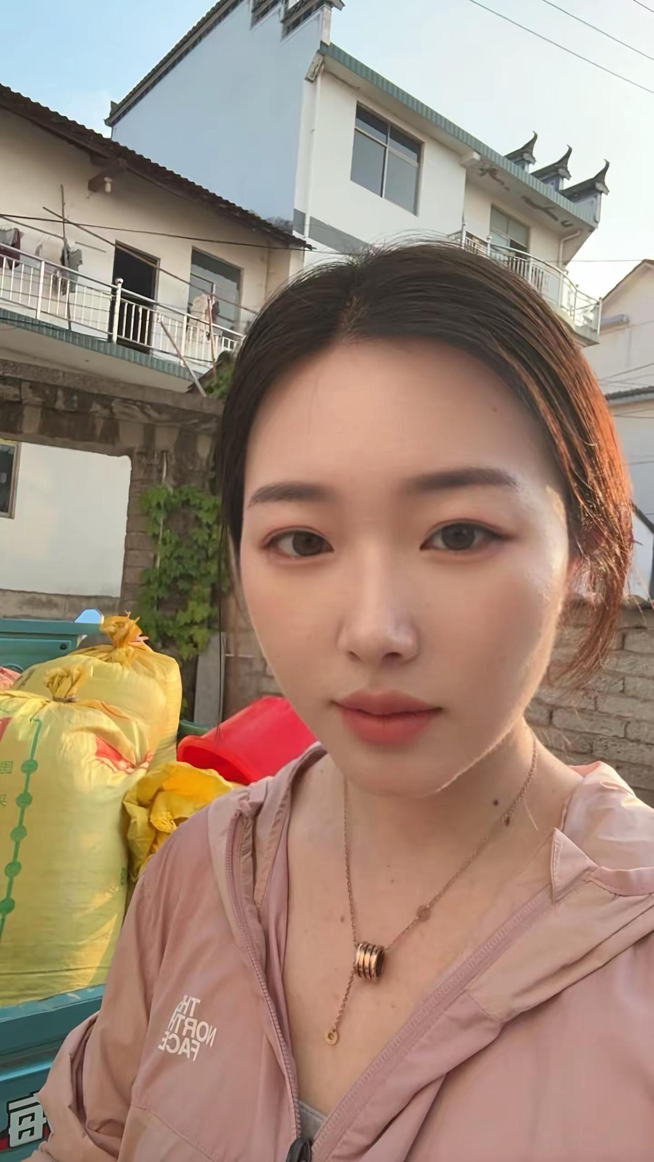 收完稻子再喝上一瓶雪碧，此刻我是这个世界上最幸福的人。