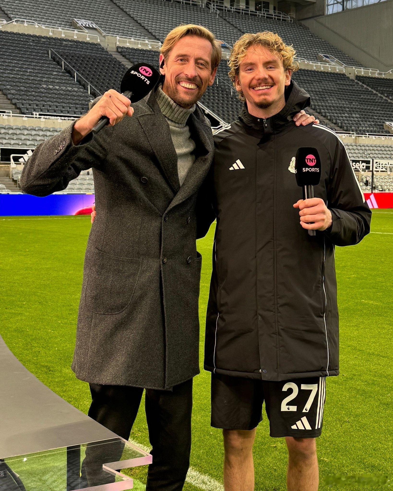 临睡前看到新鲜出炉的经典合影：《两根竹竿子》记得之前有人提过他俩对比，但实际上克