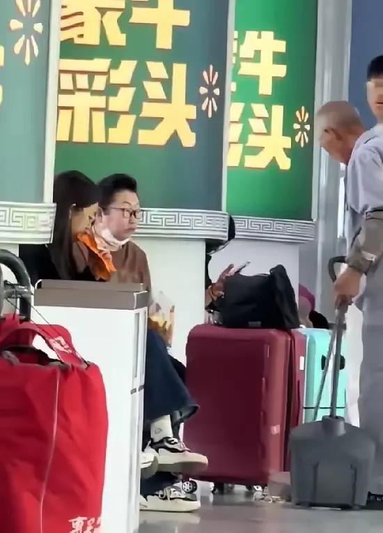 呼和浩特高铁候车大厅。

人来人往，秩序井然。有人在看车票，有人在轻声交谈。保洁
