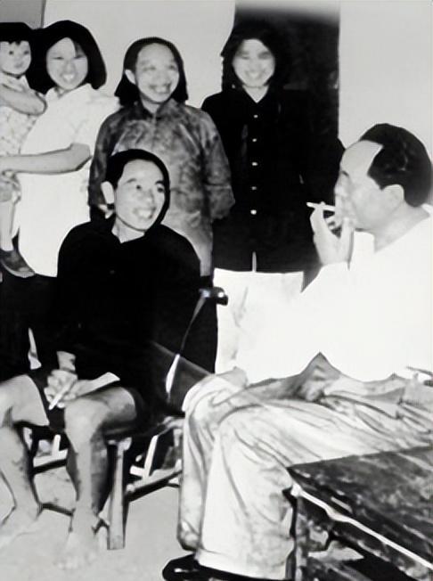 1987年，开在毛泽东故居旁边的“毛家饭店”，接待了一波慕名而来的外国记者。
