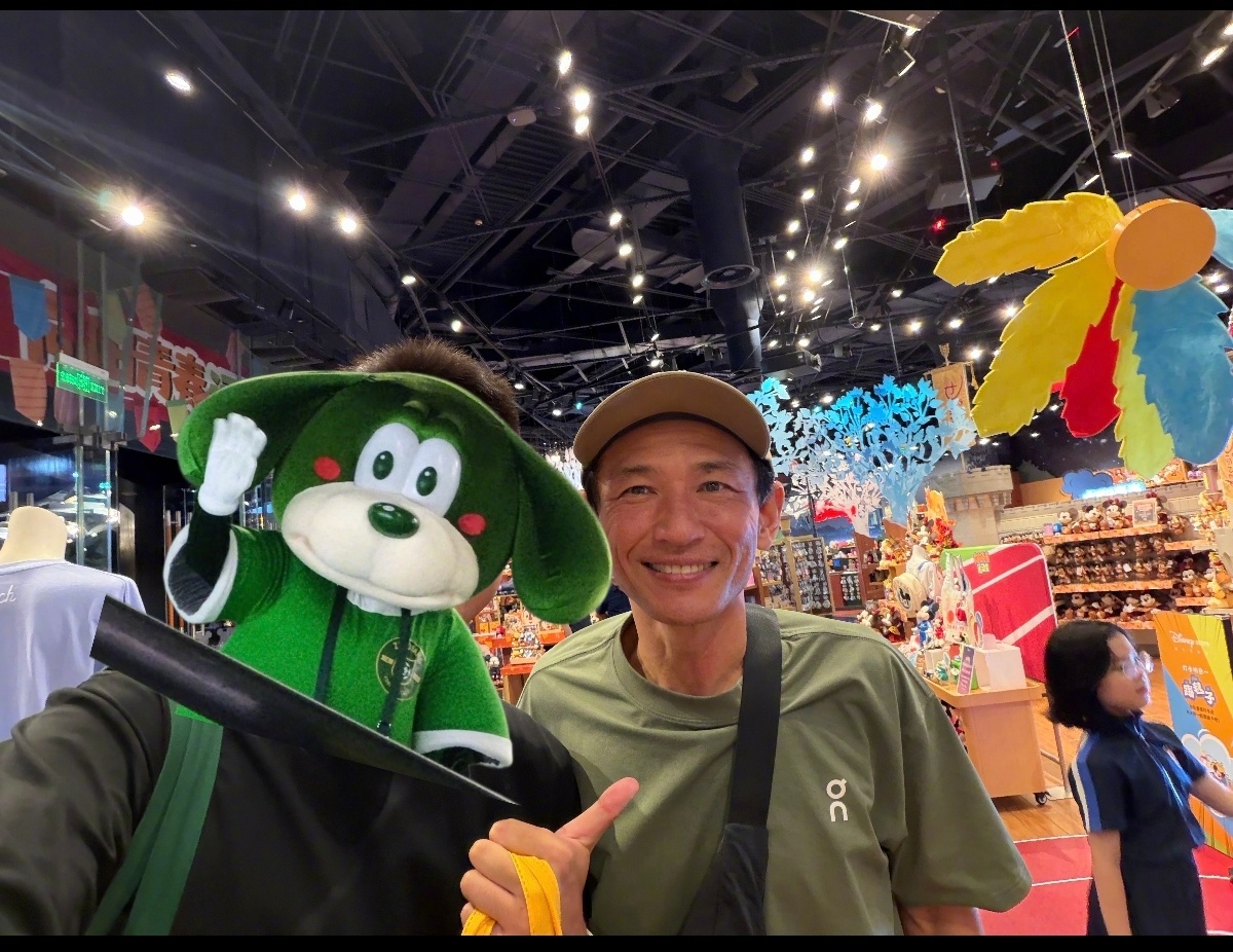 上海偶遇黄政民 上海偶遇黄政民，怎么有点瘦巴巴 ​​的 ​​​
