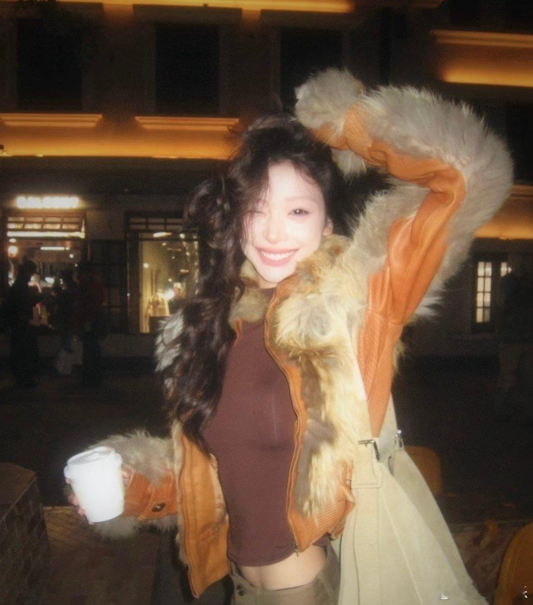 易梦玲称将捐出全部直播收入别人开打赏是为了变现，易梦玲开打赏是为了转赠。复工首场