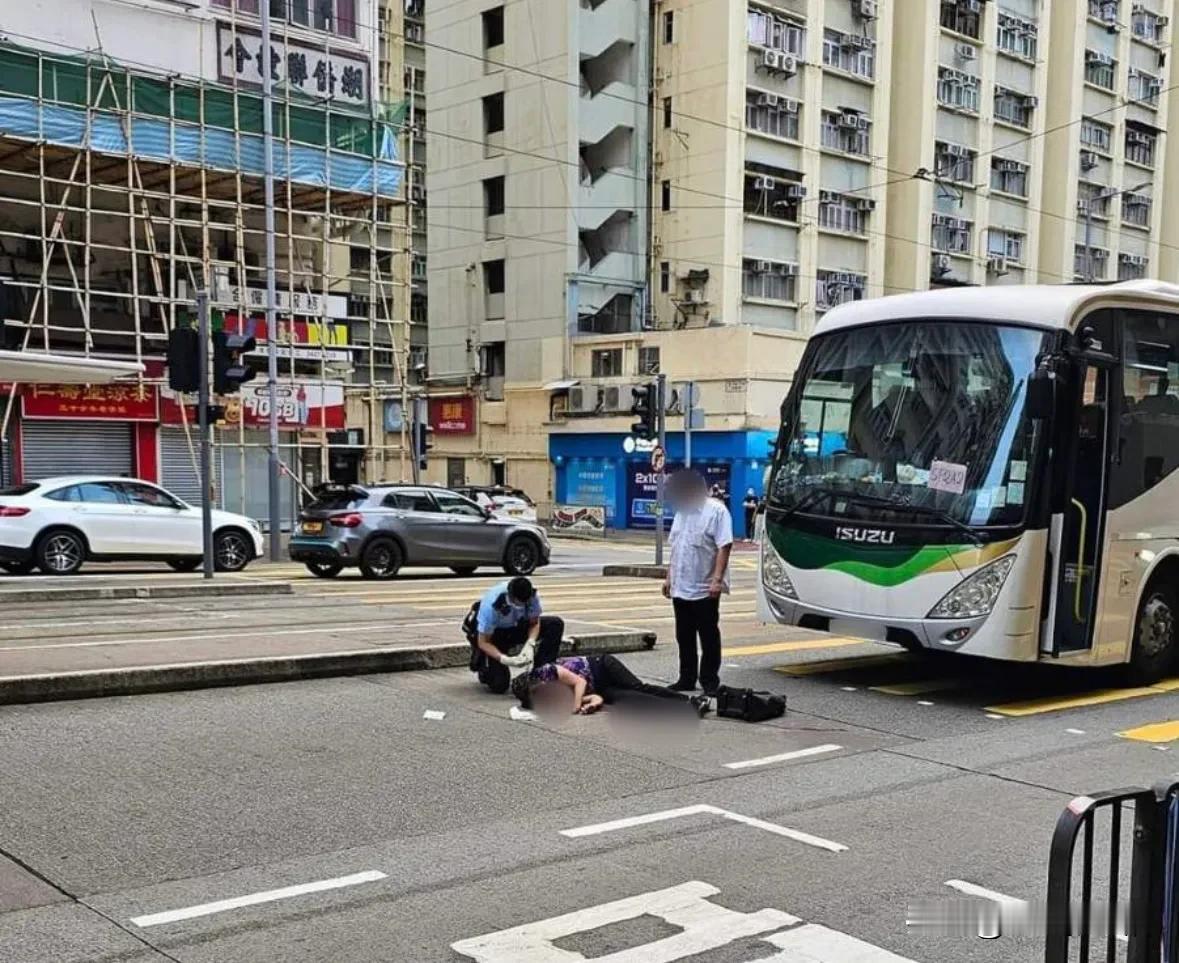 近日🇭🇰香港西湾河发生交通事故，一名71岁老太太遭旅游巴士撞致昏迷，送院抢救