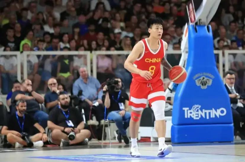 赵睿的比赛态度很有问题!
中国男篮连续被新西兰抢断两个，看看8号赵睿都在干什么?