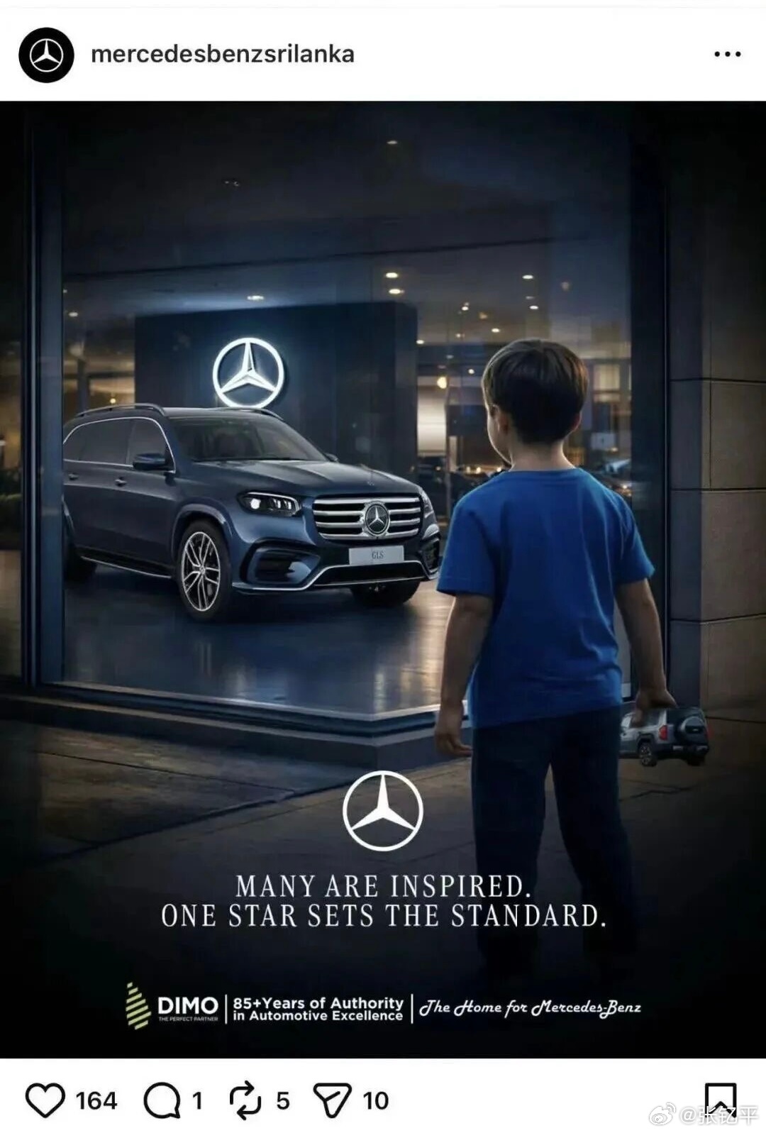 刚看到奔驰这张海报，小男孩手里拿着方程豹。虽然可能是忘记P了，但要不要将错就错，