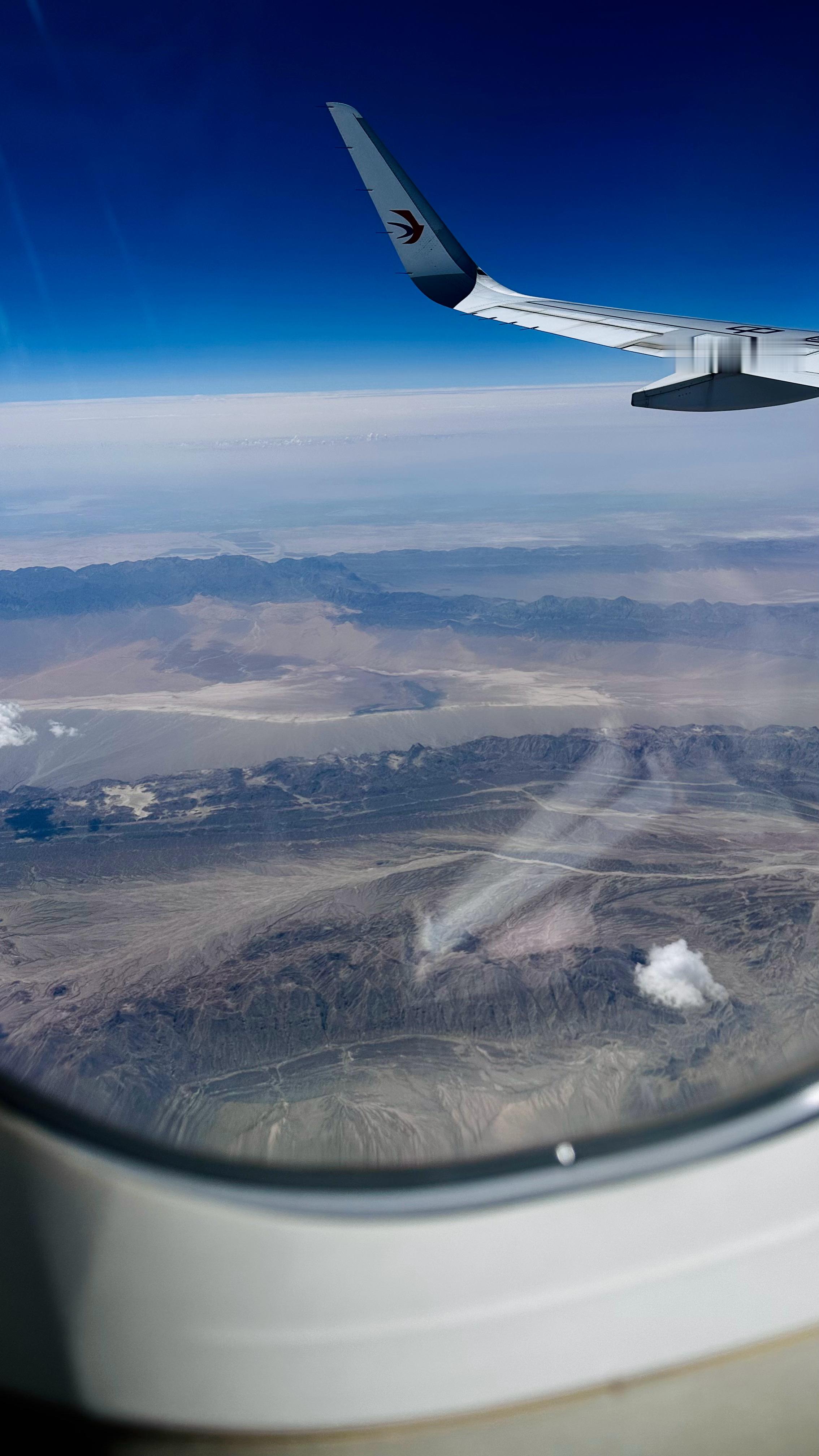 经过早上7个小时的飞机✈️，小助理我终于落地喀什了，司机师傅在车上发了当地的特色
