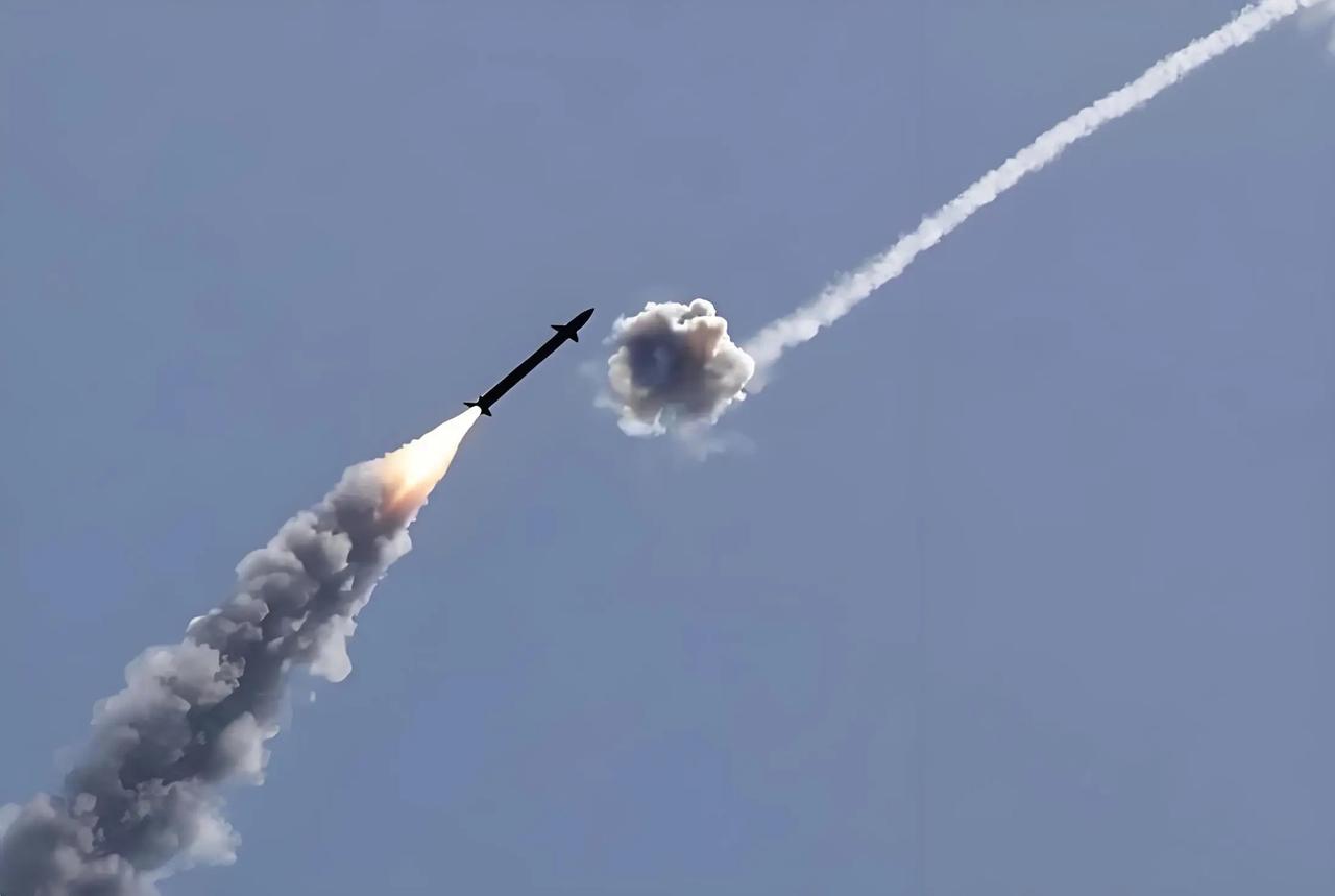 胡塞越来越夸张了，数架F-16，一架F-35，凌空绝望险被击中！

胡塞导弹突破