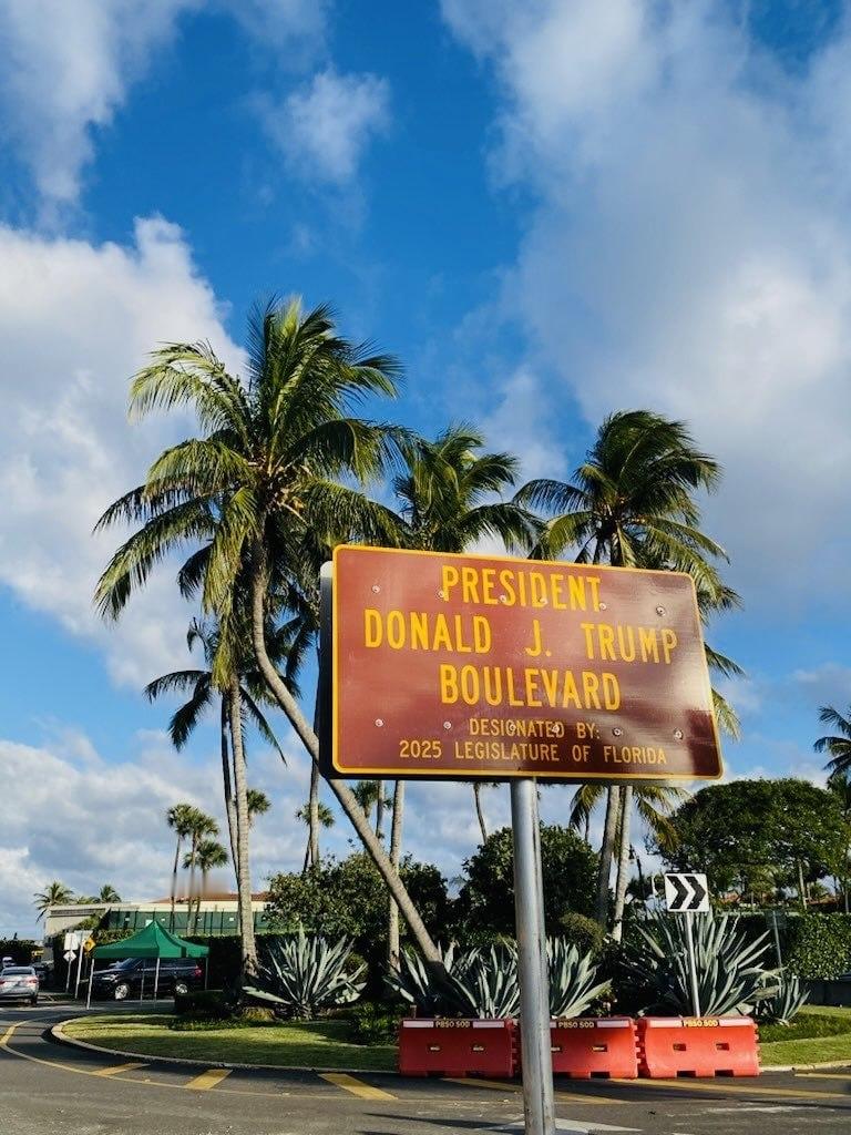 美国佛罗里达州南部大道一段四英里长的路段，从棕榈滩国际机场延伸至海湖庄园，现已正