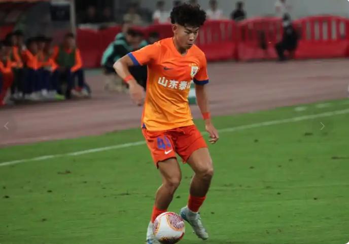 13岁的时候参加u13青超场均1.5个进球，15岁帽子戏法带国少赢韩国，18岁在