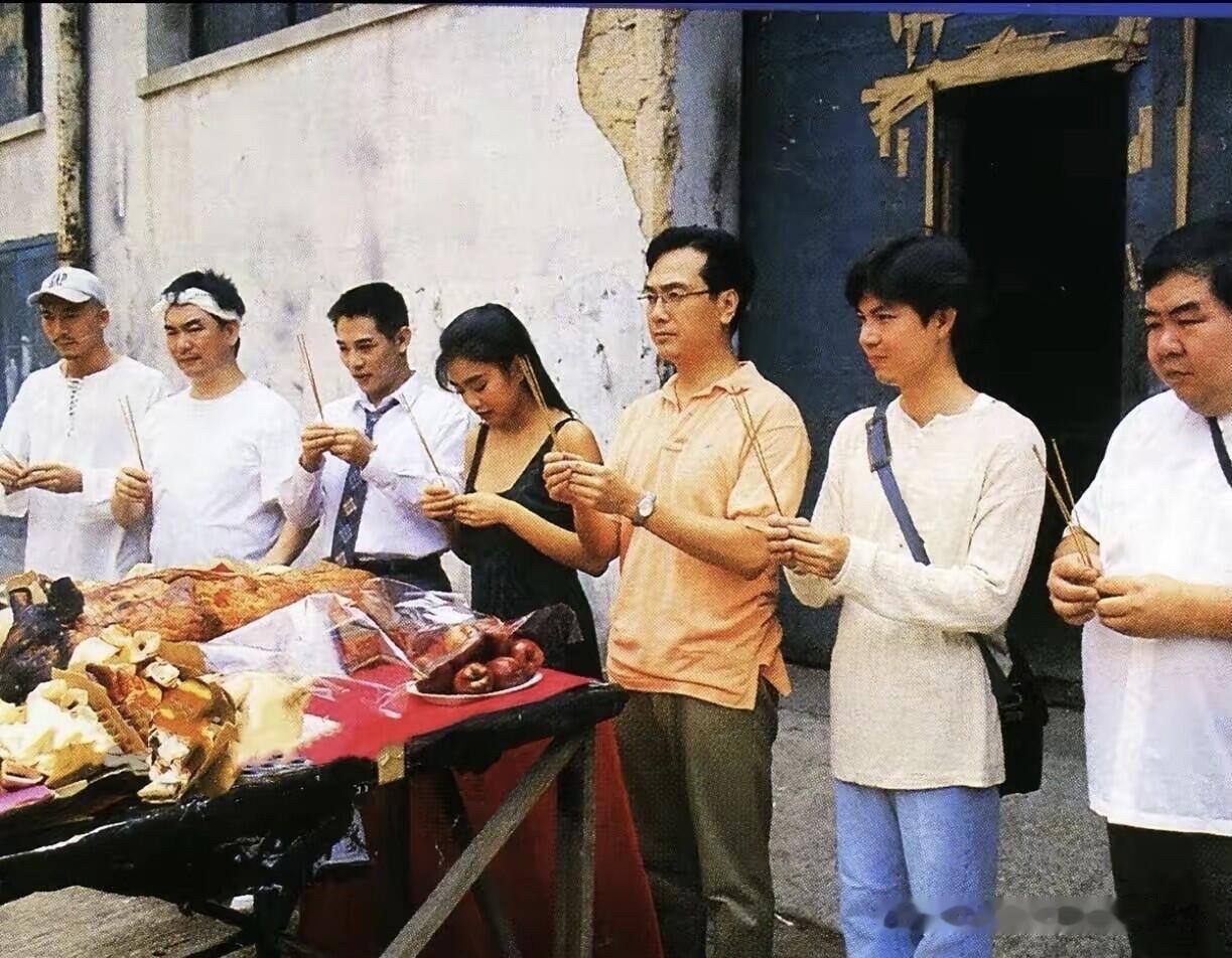 李连杰年轻的时候个子不怎么高，但他在男明星里算演技好，有明星气质的那一个。最右边