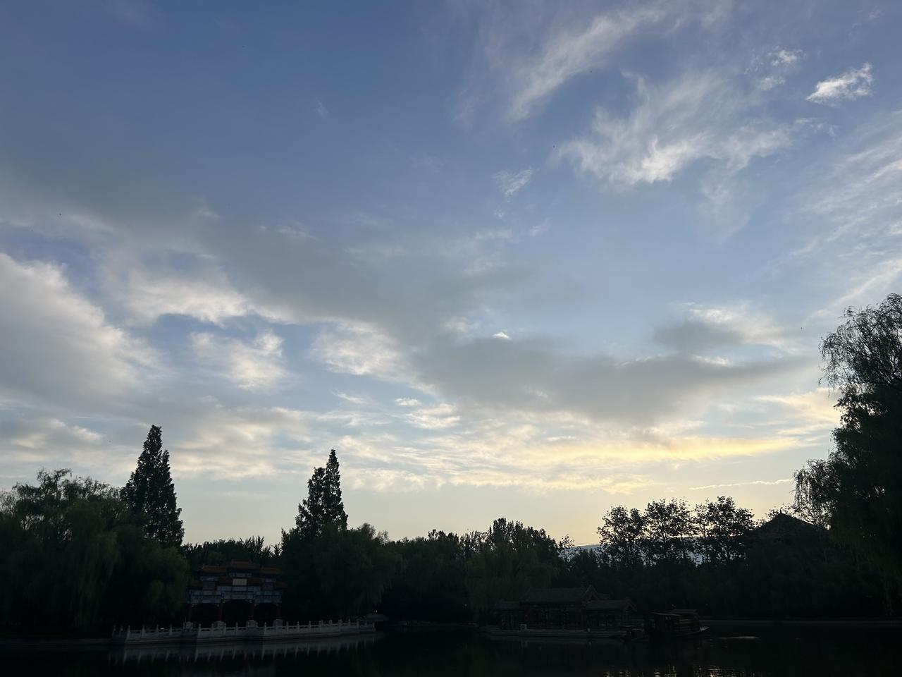 6月10日清晨，北京的天空格外出圈，格外美丽…..