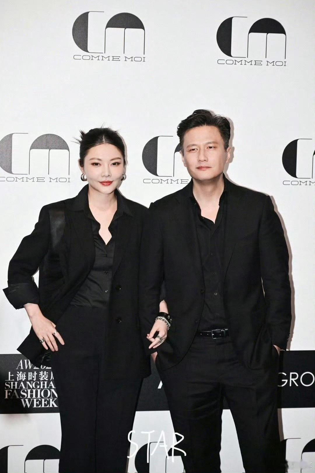 徐冬冬尹子维情侣装同框 徐冬冬尹子维夫妻档太抢镜，情侣装同框气场全开！学英语搞笑