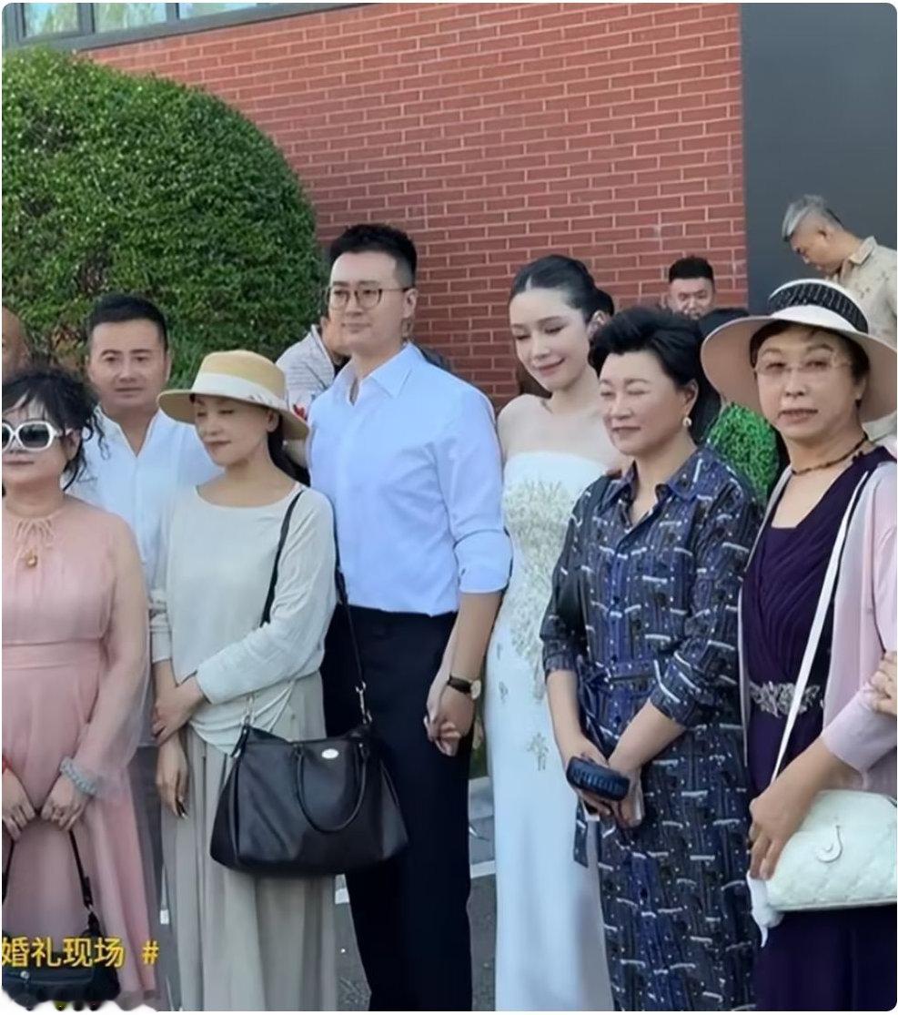 赵海燕儿子大婚好低调！600人烤5只全羊，喝60块喜酒，在草地举办 