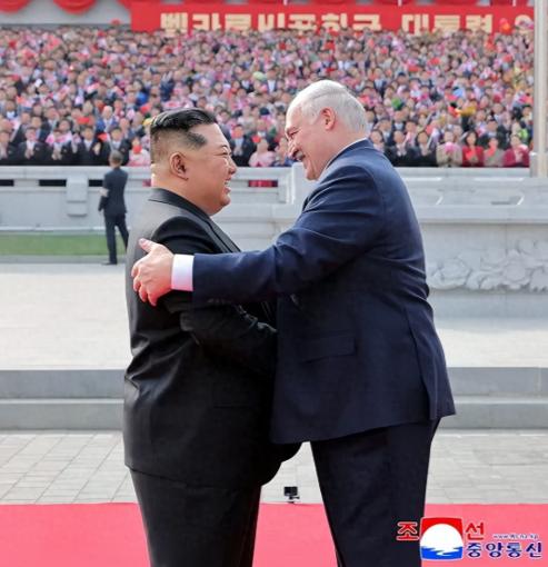 多图：金正恩在金日成广场盛情欢迎卢卡申科首次到访
 
据《今日白俄罗斯报》网站 