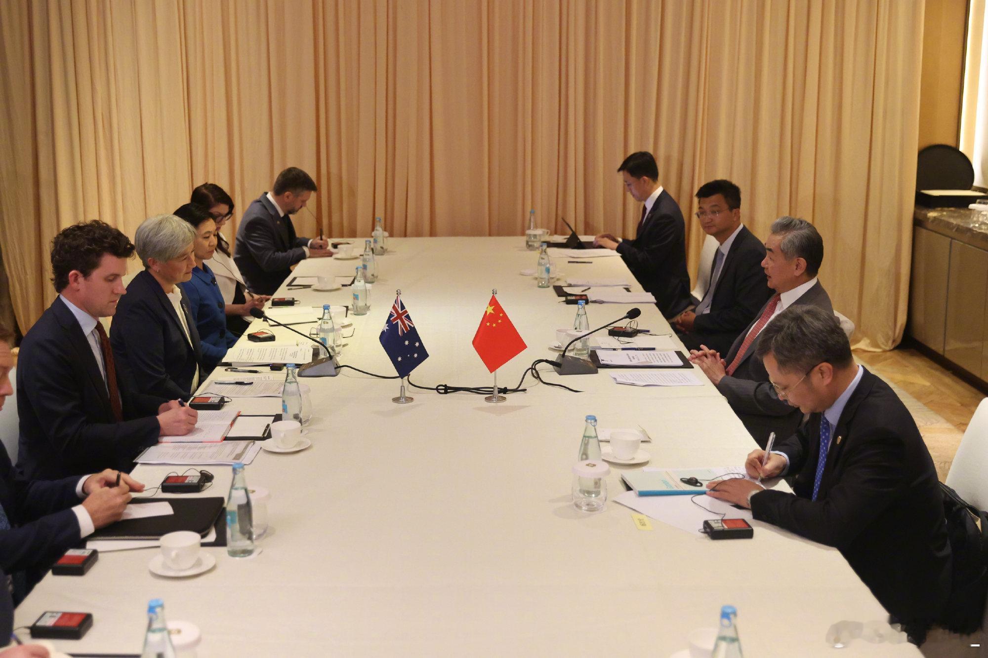 王外长在马尼拉会见澳大利亚外长中澳关系