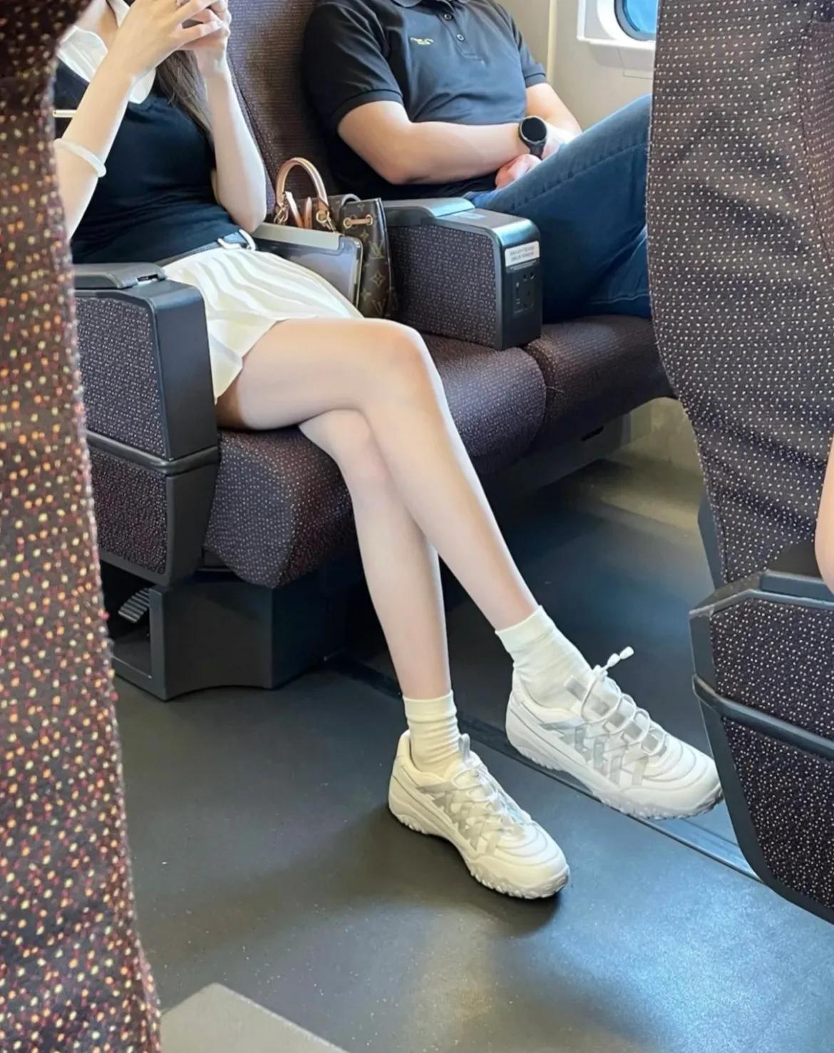 瞬间对精致穿搭上了头。。。。。
哇塞！下午高铁之旅，偶遇一位邻座小姐姐，她的穿搭