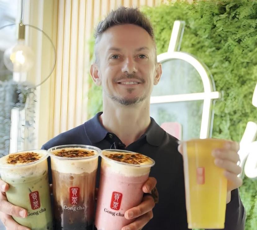 贡茶的老板怎么是个白人？