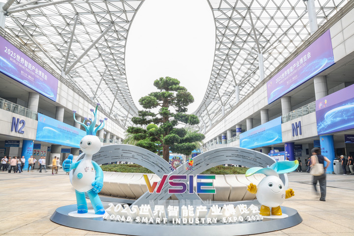 【#养龙虾怎么就火了# 】#新华社评养龙虾爆火# “养龙虾”以超乎想象的速度火爆