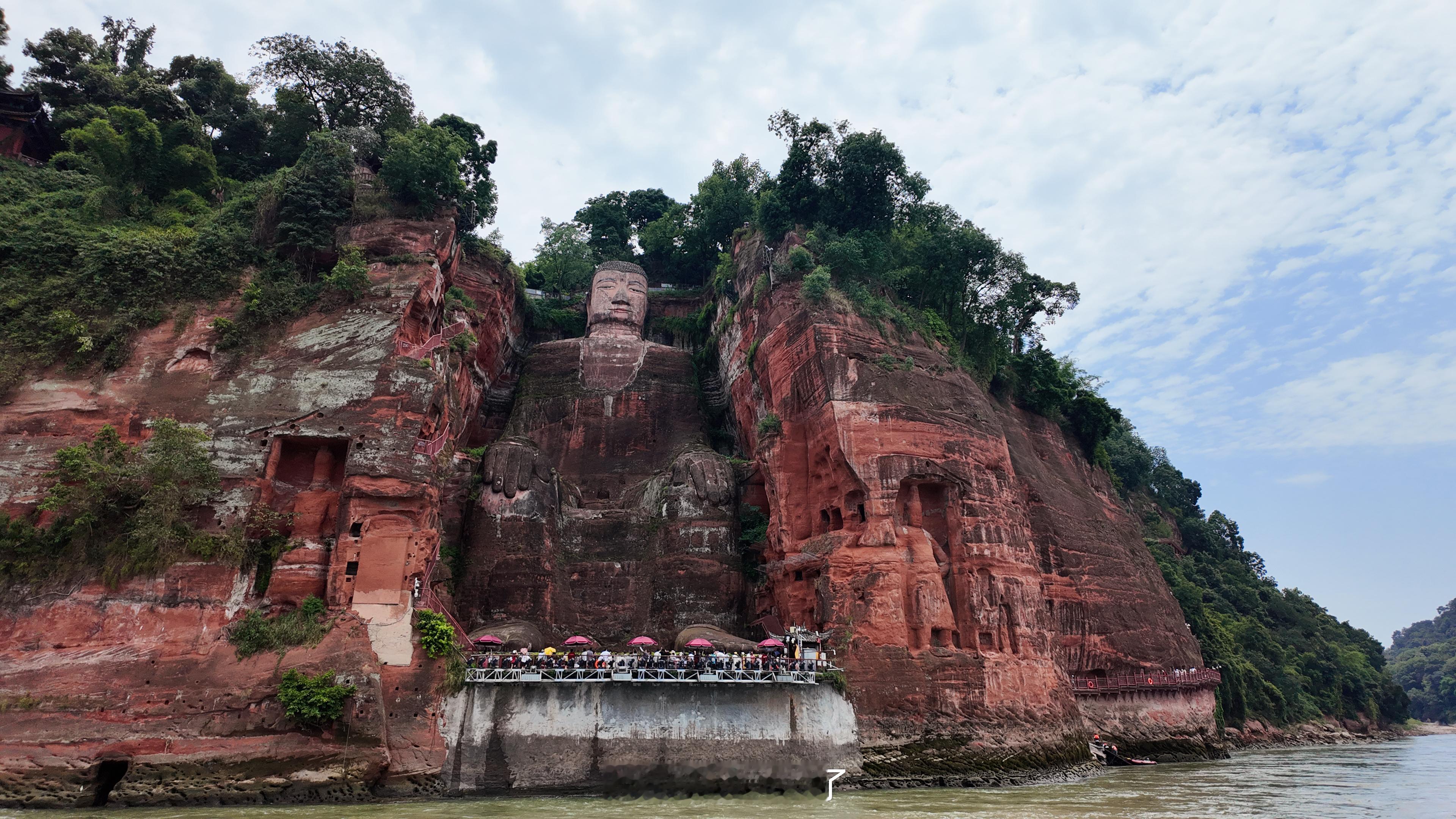 山是一尊佛，佛是一座山。 乐山·乐山大佛风景区