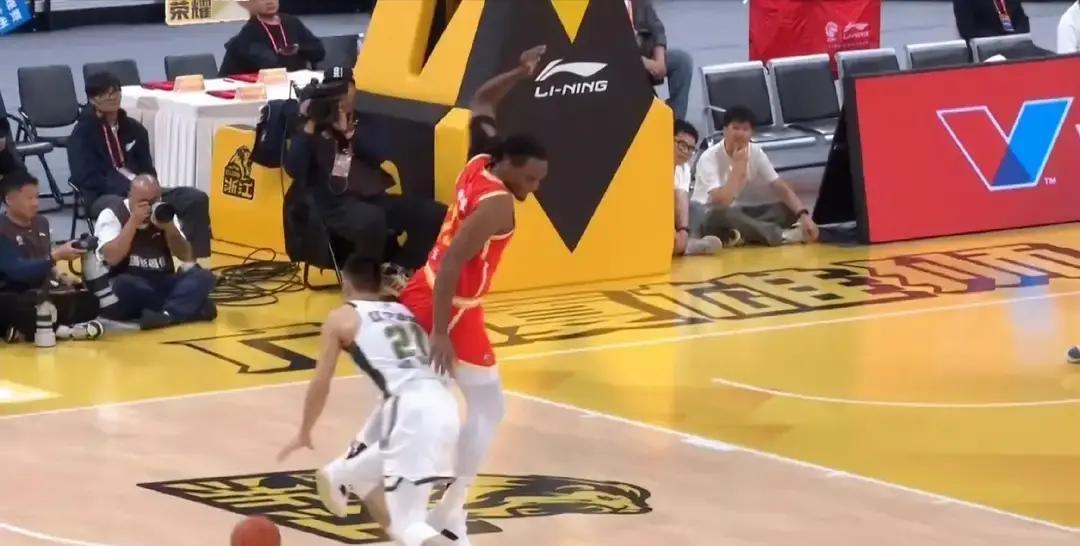 辽宁队今晚“输”得漂亮。
 
杨鸣在更衣室白板上只画了三条红线：广厦、北控、深圳