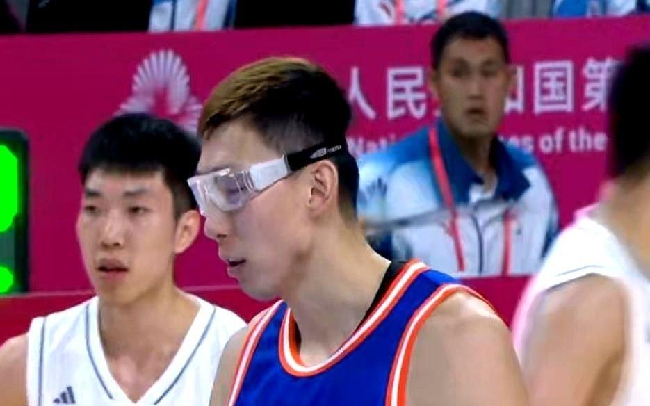 周琦穿着四川队球衣，将北京队挡在全运会四强门外，这场比赛没谁能预料到结局。

他