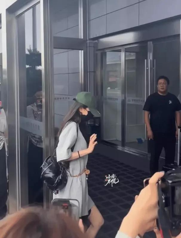 杨幂在《万物生》中饰演的绣绣，赚足了观众眼球。为演好这个农村丫头，她专门到临沂体